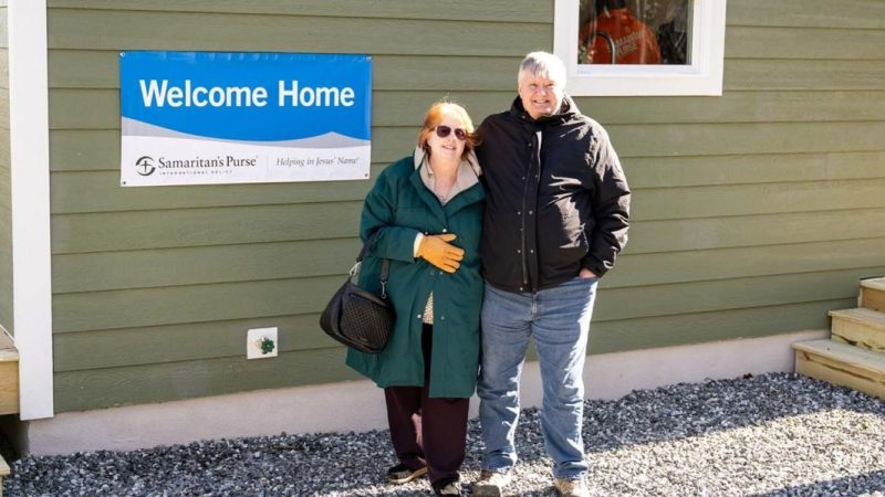 Após perder tudo em furacão, casal recebe casa nova de missão nos EUA: ‘Jesus é o alicerce’