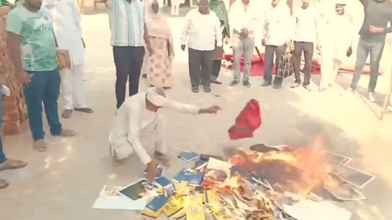 Após ser mantido refém, pastor é forçado a queimar Bíblias em ataque na Índia