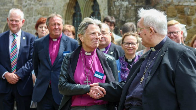Bispa lamenta que fiéis tenham abandonado a igreja por sua causa
