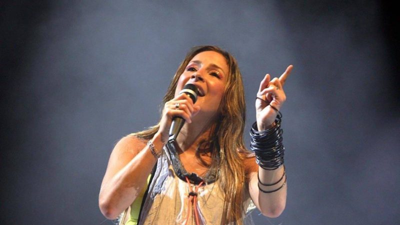 Claudia Leitte processada por intolerância religiosa ao cantar Jesus