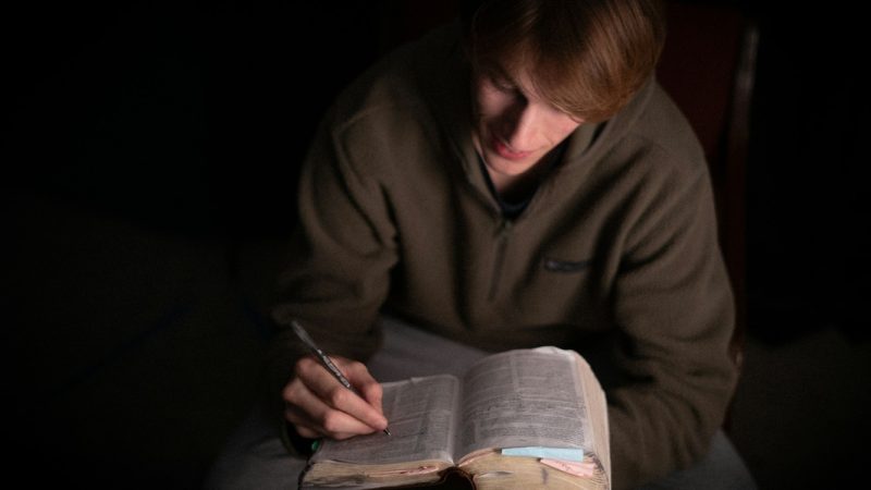 Fé cristã entre jovens na Finlândia registra crescimento expressivo em 2025, diz pesquisa