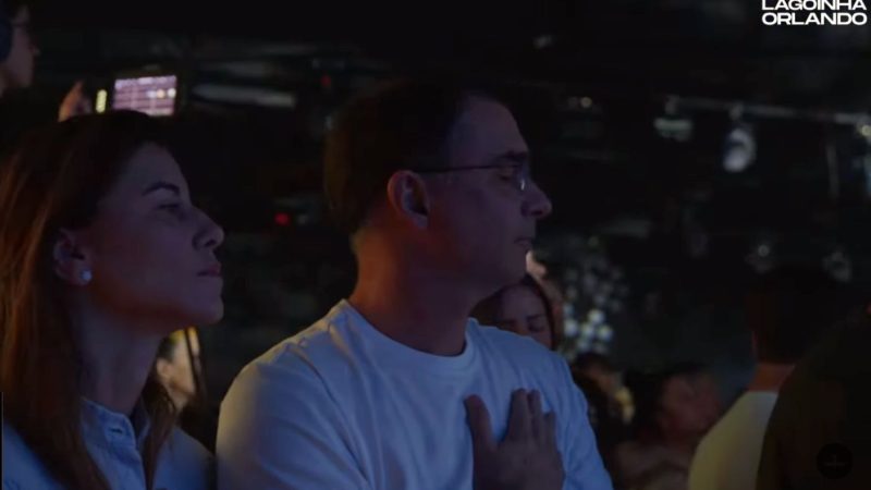 Flávio Bolsonaro se reconcilia com Deus em culto na Lagoinha