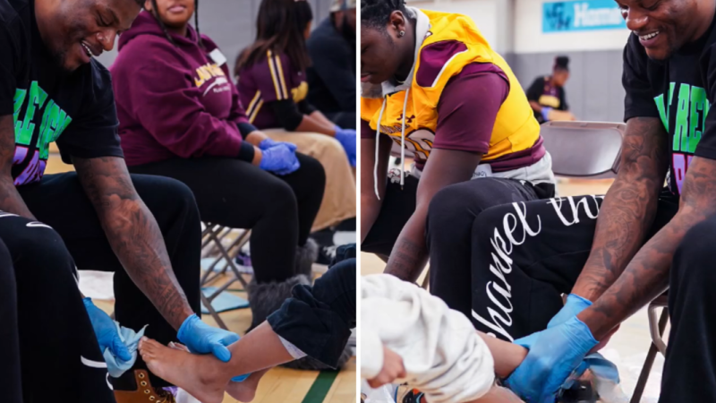 Jogadores da NFL lavam pés de crianças e entregam tênis a elas: ‘Semelhante a Cristo’