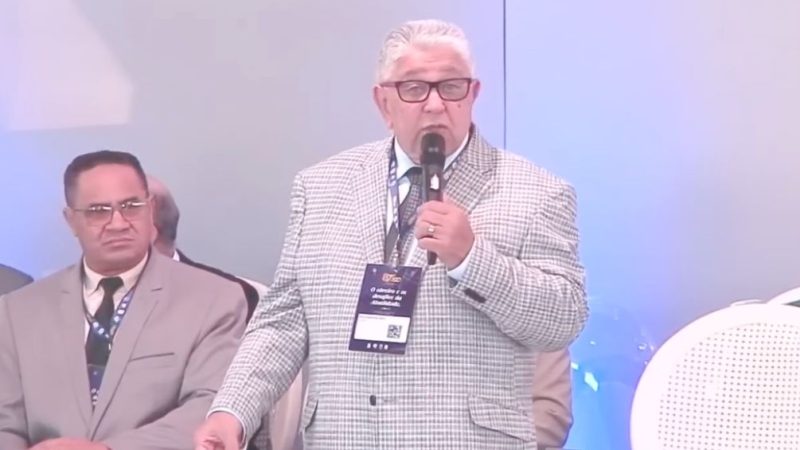 Líder repreende pastores com luxo e esposa com ‘vestido de chita’