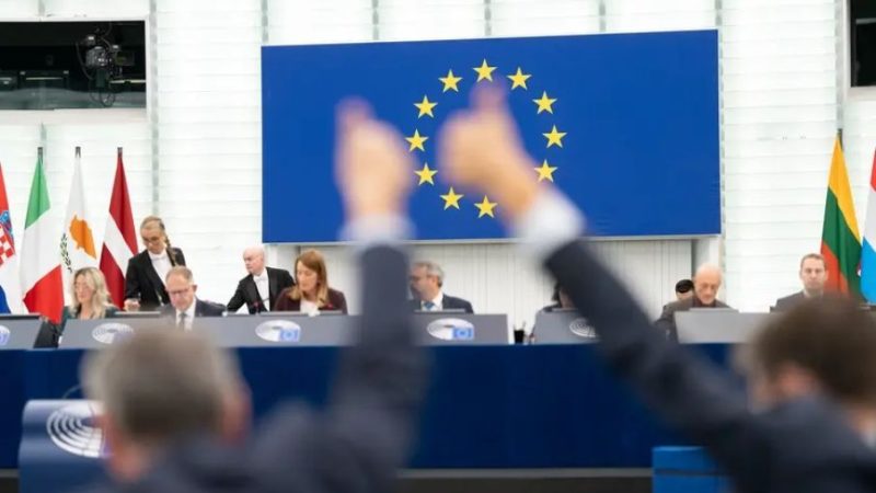 Na contra-mão, Europa aprova financiamento de turismo do aborto