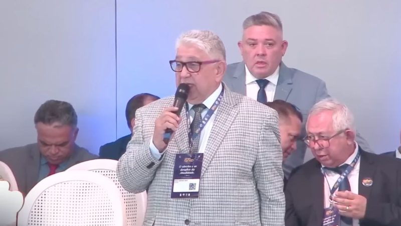 Pastor reprova homem que deixa esposa com ‘vestido de chita’