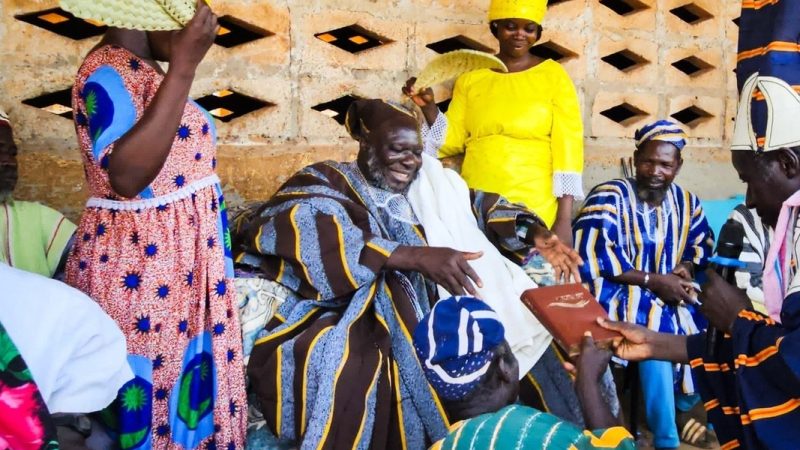 Povo de Gana recebe Bíblia após 20 anos de trabalho de tradução: “Fome pela Palavra”