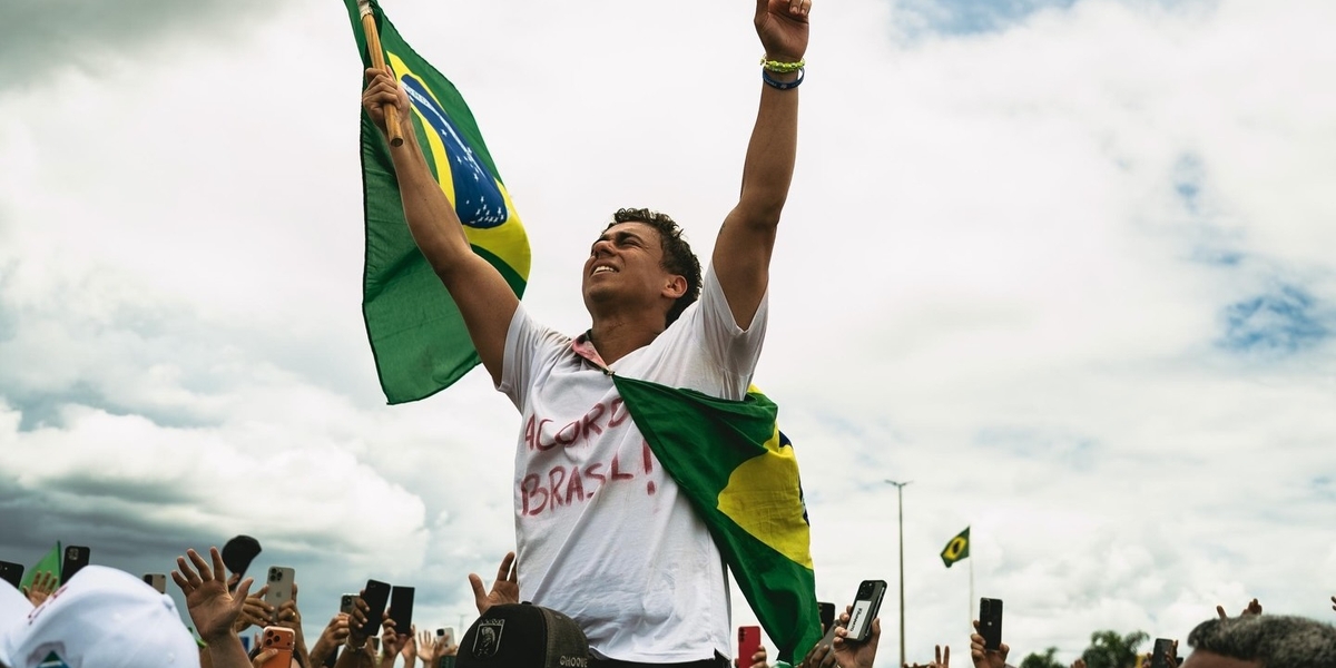 A Caminhada de Nikolas Ferreira: quando Deus move um homem, uma nação desperta