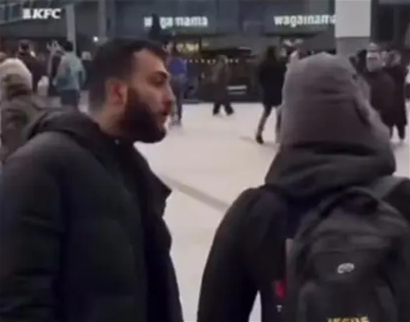 Cristão é agredido por falar de Jesus em evangelismo de rua