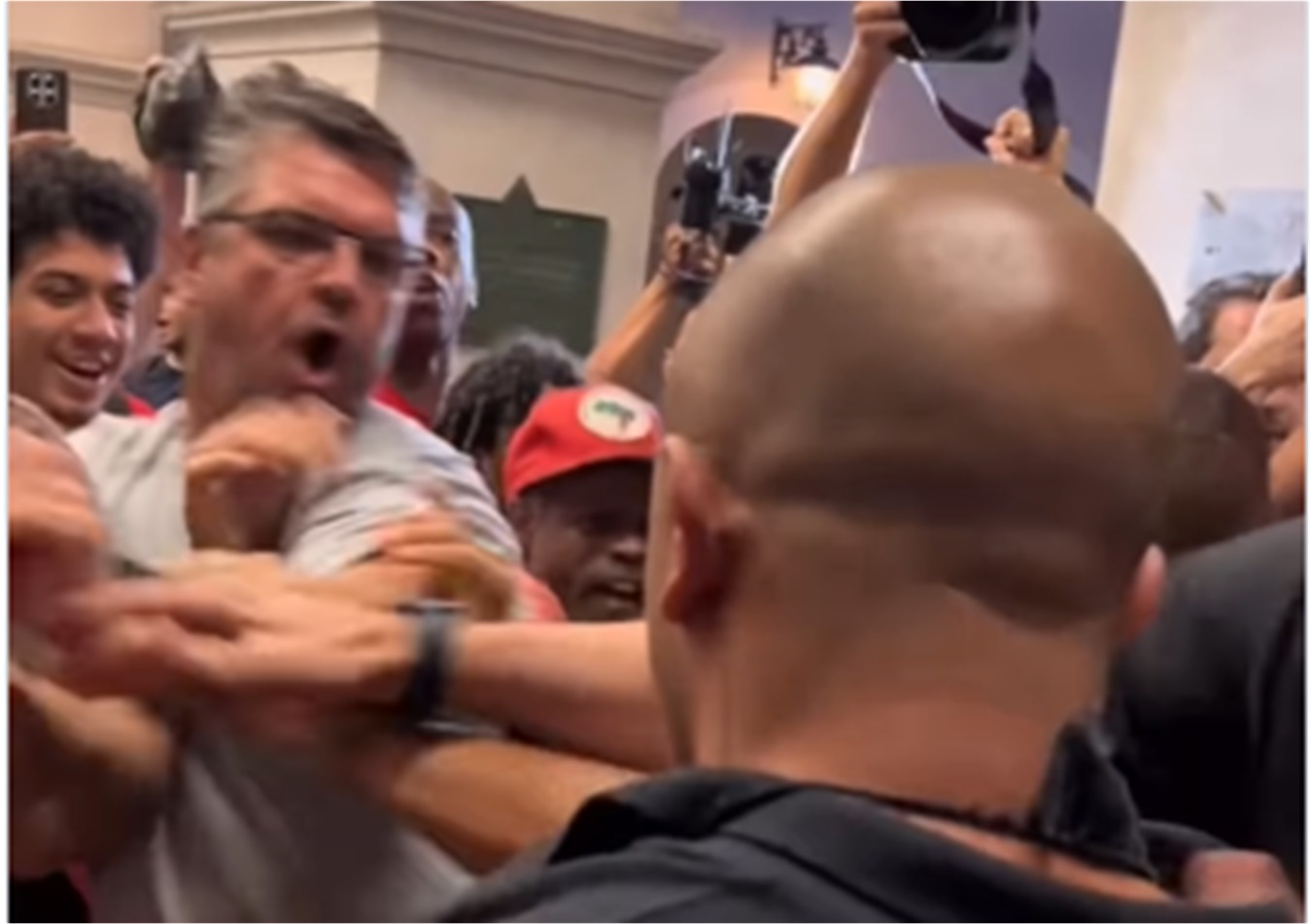 Douglas Garcia é agredido contra veto de Lula à dosimetria