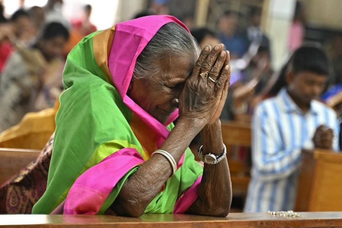 Horda destrói casas de cristãos que rejeitam negar Jesus