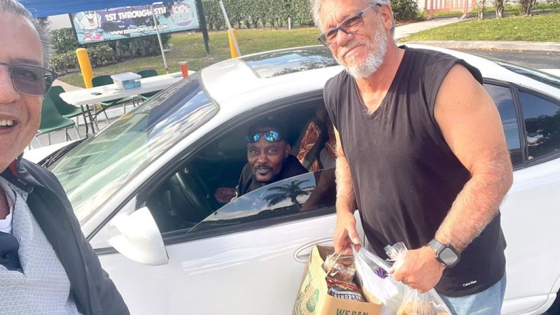 Igrejas testemunham milagres após mobilizar drive-thru de oração nos EUA