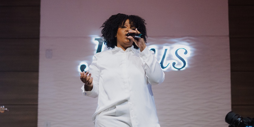 Kezia Roberta lança EP ‘Vaso Imperfeito’