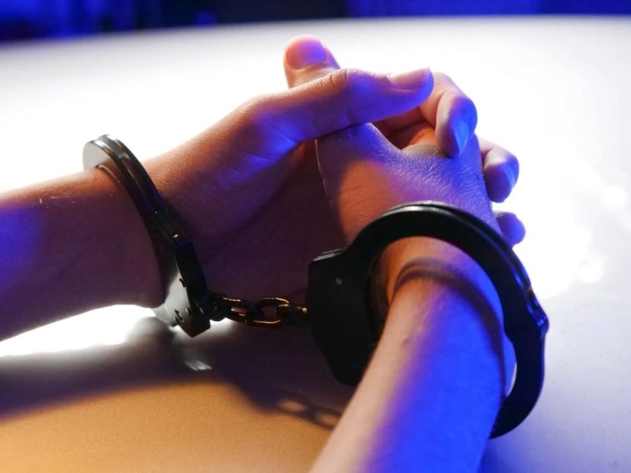 Mãe é presa por enterrar bebê após abortar com pílula