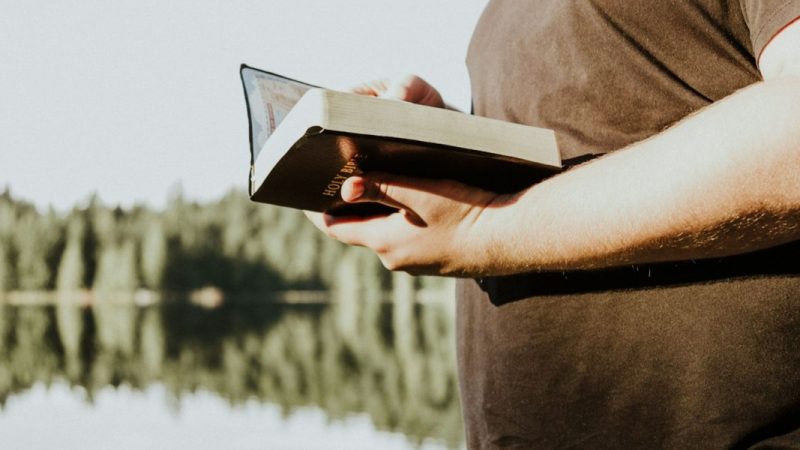 Pastor é atacado a facadas em igreja nos EUA