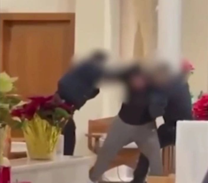 Polícia age pra conter homem que vandalizou igreja em Nova York