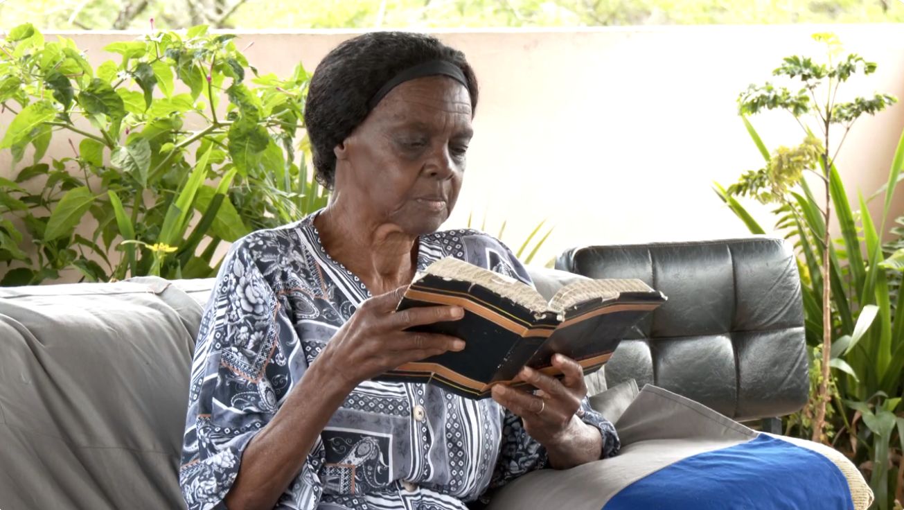 Sonho de ler Bíblia leva idosa de 91 anos de volta à escola