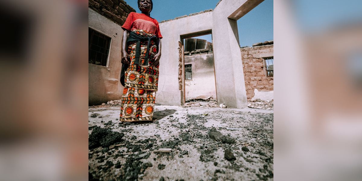 Viúva de pastor mostra casa com todos os cômodos destruídos, após ataque na Nigéria