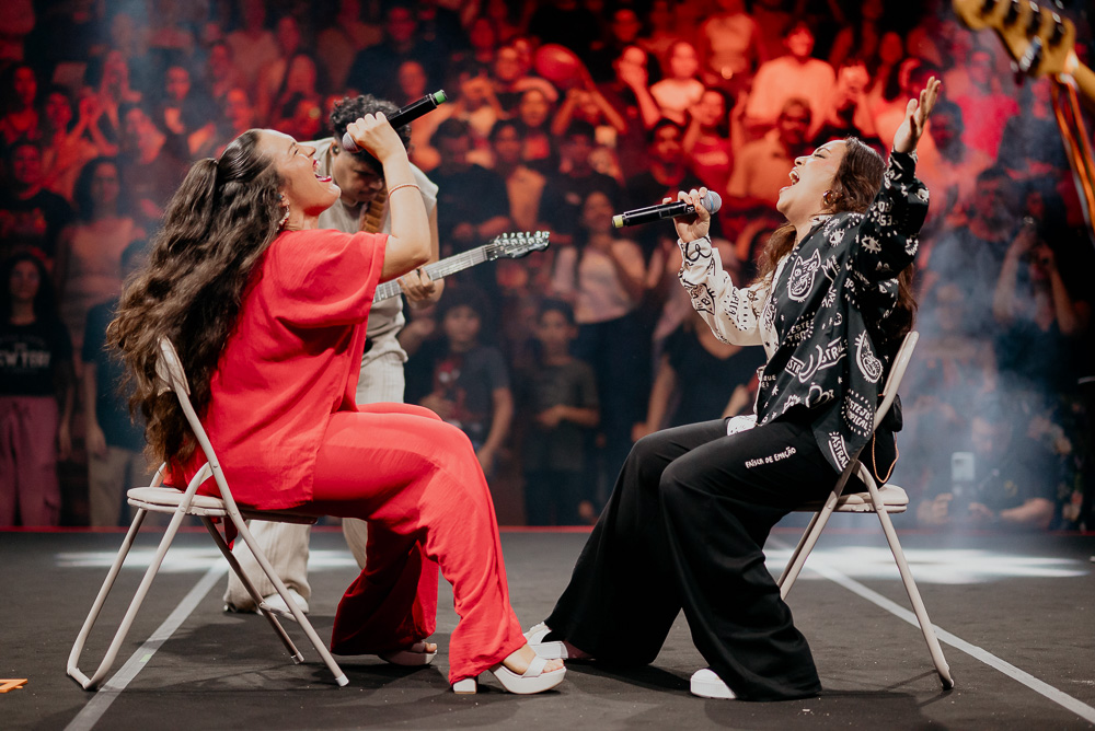 Canção Auê: sucesso e controvérsia