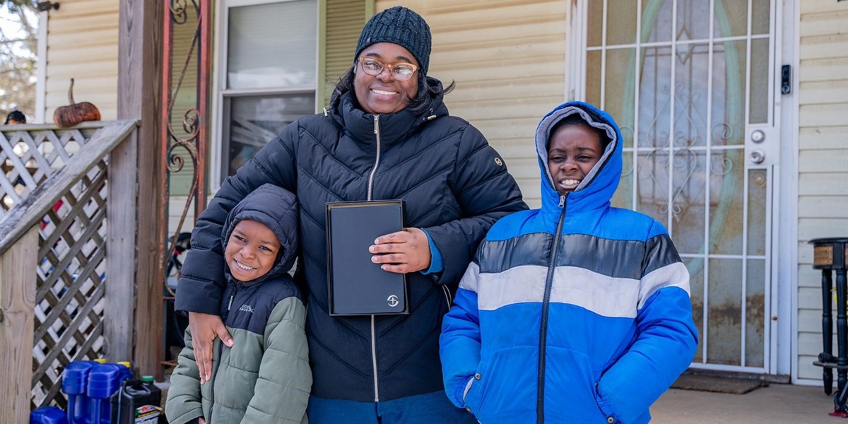 Cristãos ajudam mulher que teve casa atingida por tempestade nos EUA e a levam a Jesus