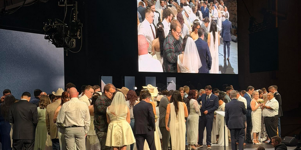 Após desafio pastoral, 52 casais que viviam juntos se casam: ‘Desejaram honrar a Deus’