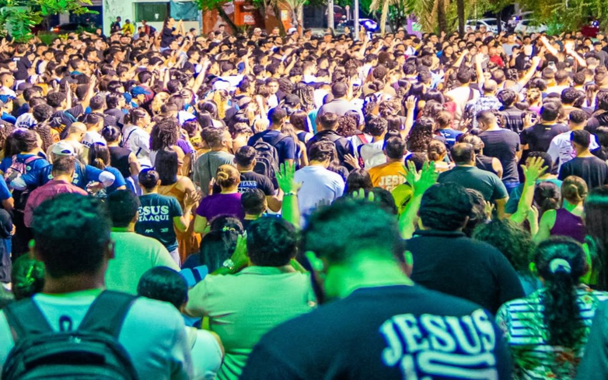 Culto em praça de Fortaleza reúne multidão de jovens