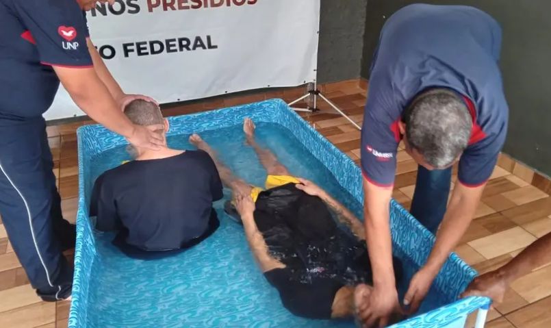 Dezenas de detentos batizados em ação de evangelismo em Goiás