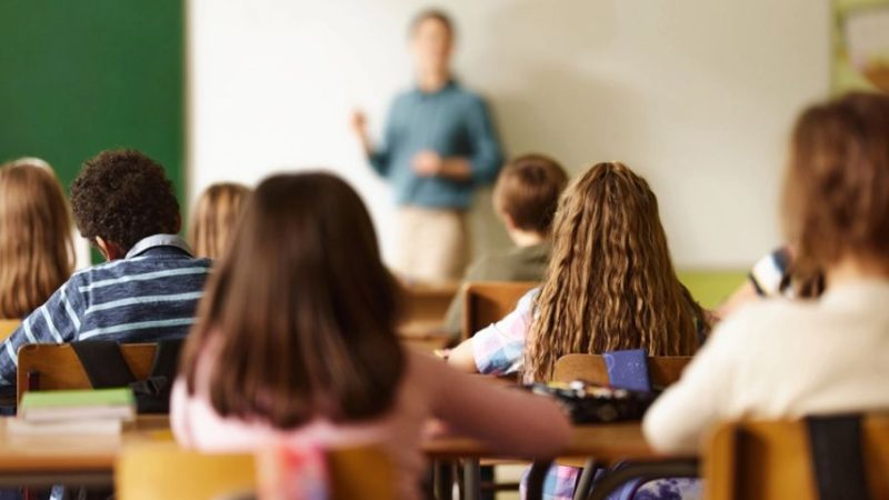 Conselheira escolar demitida por rejeitar ideologia trans tem vitória