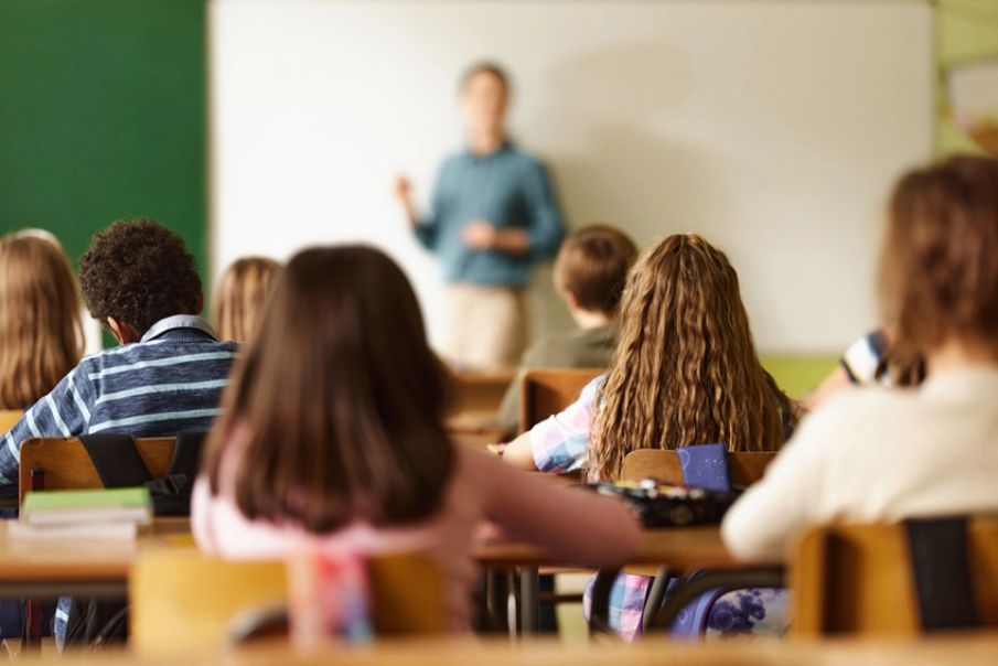 Conselheira escolar demitida por rejeitar ideologia trans tem vitória