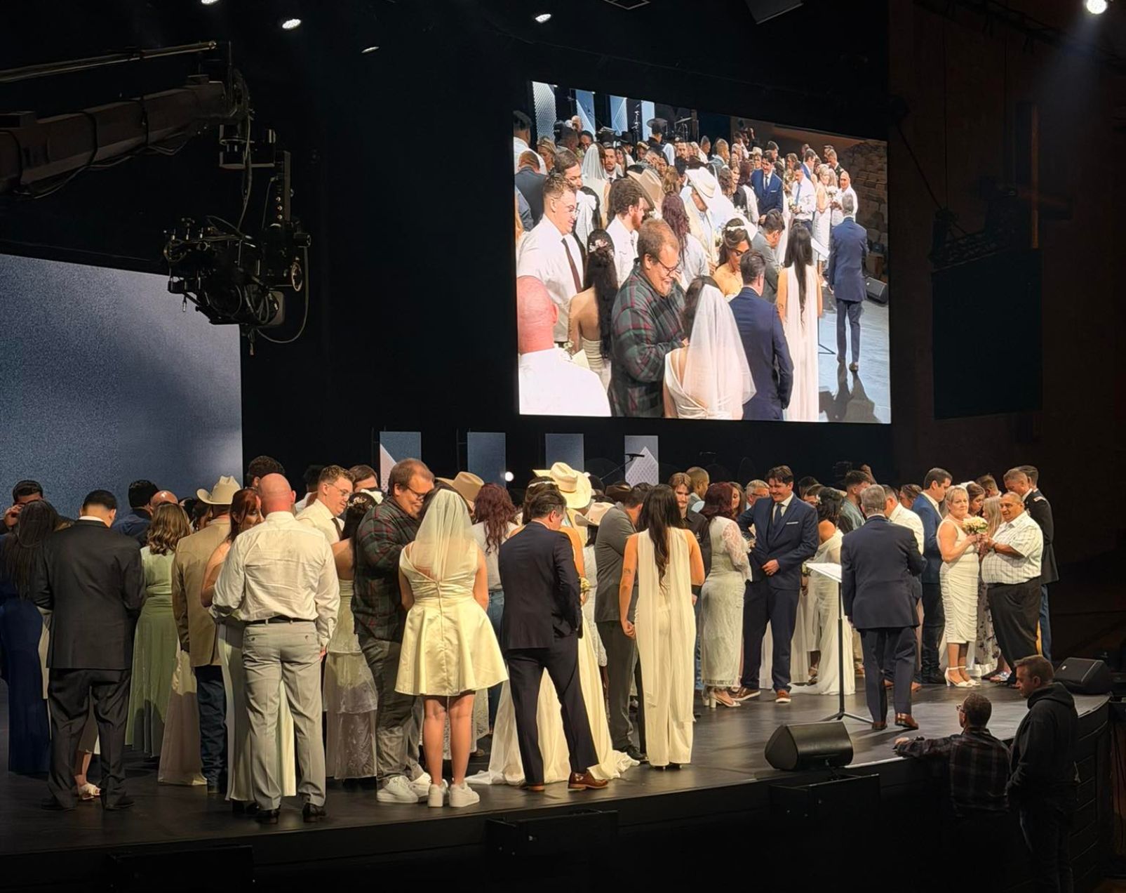 Igreja realiza casamento coletivo de 52 casais em união estável