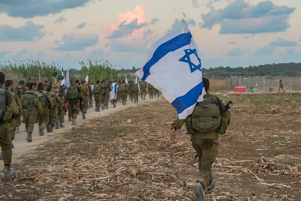 Israel intensifica ataques e faz apelo por evacuação no Líbano
