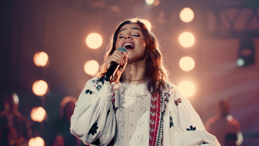 Julia Vitória lança canção sobre o sacrifício de Cristo