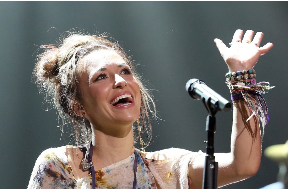 Lauren Daigle lança música em série bíblica