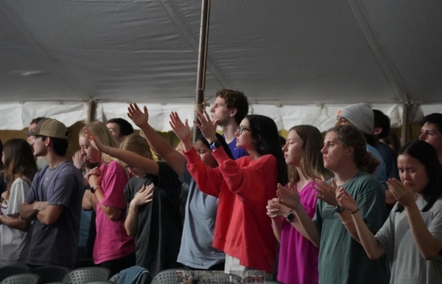Mais de mil universitários vão a culto e 80 aceitam Jesus