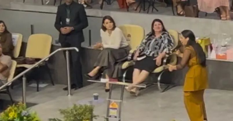 Michelle agradece por aniversário em culto e pede oração