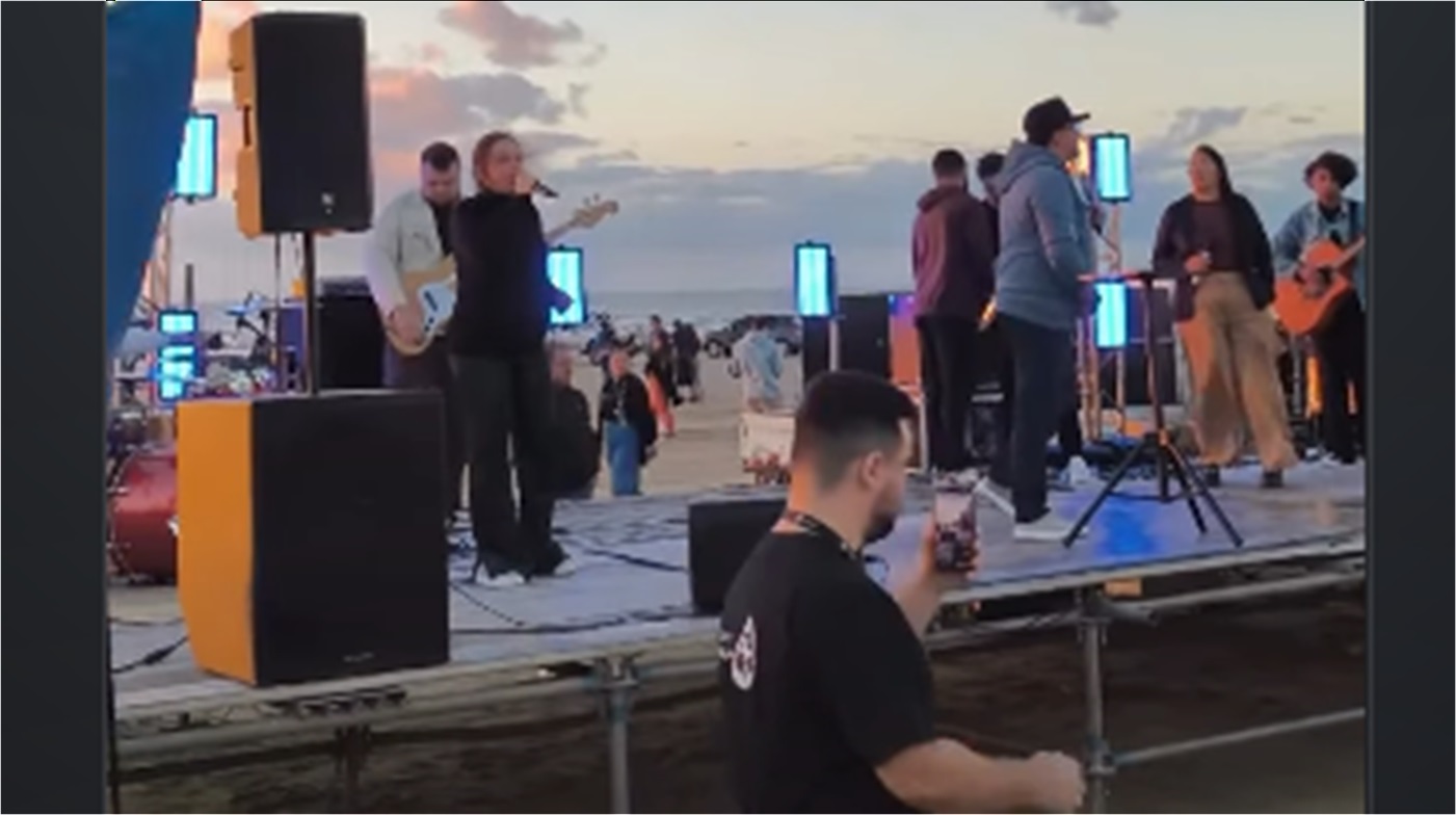 Pessoas entregam suas vidas a Cristo em culto ao nascer do Sol