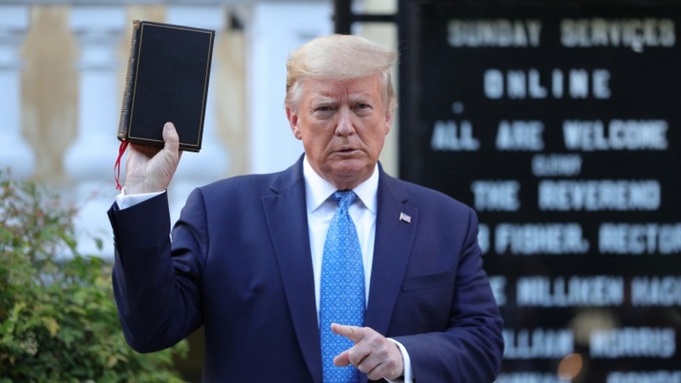Trump anula regra de adoção condicionada à ideologia de gênero