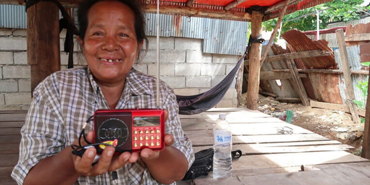 Viúva que teve casa reformada por missão aceita Jesus no Camboja: “Decidi segui-lo”
