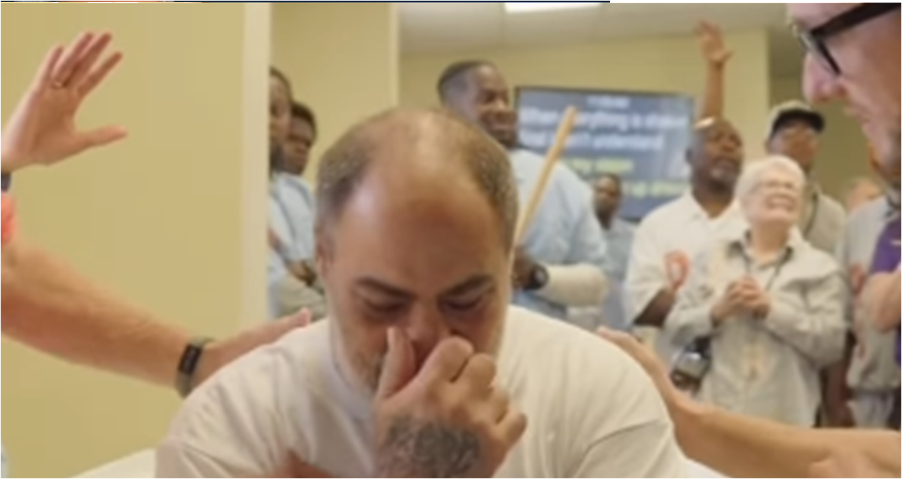 detento é evangelizado, se rende a Cristo e é batizado