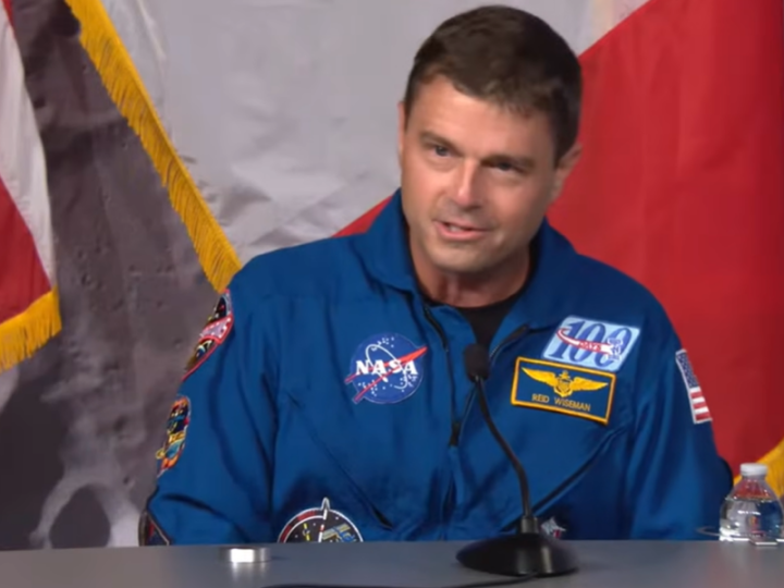 Após missão espacial, astronauta não religioso busca capelão e chora ao ver cruz