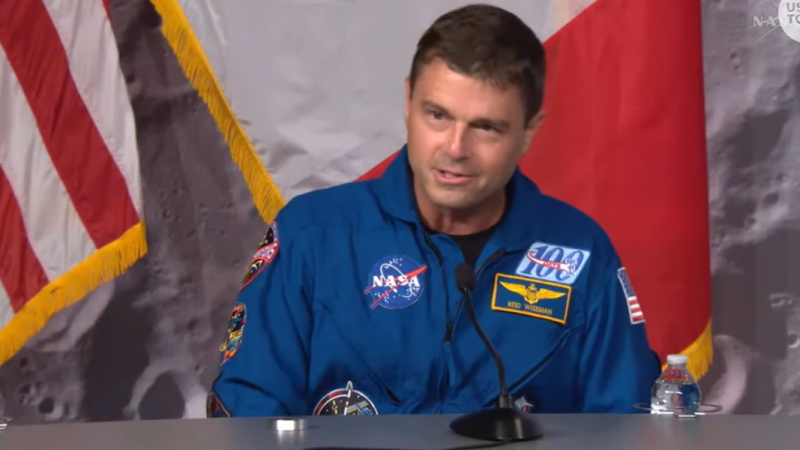 Após missão espacial, astronauta não religioso busca capelão e chora ao ver cruz