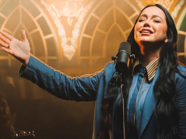Ariely Bonatti lança canção de fé