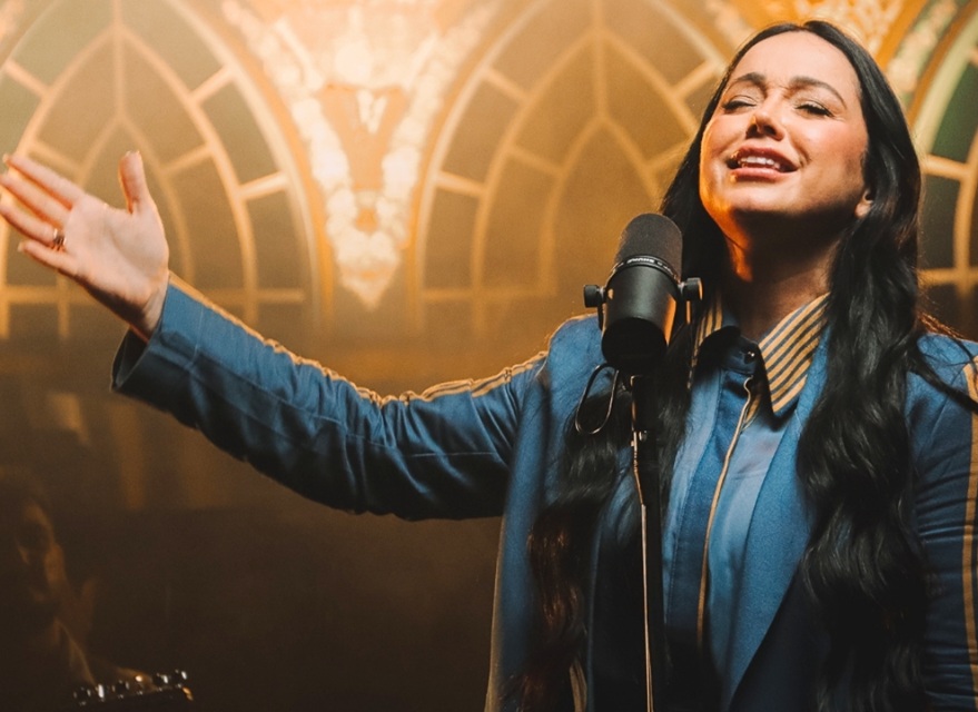 Ariely Bonatti lança canção de fé