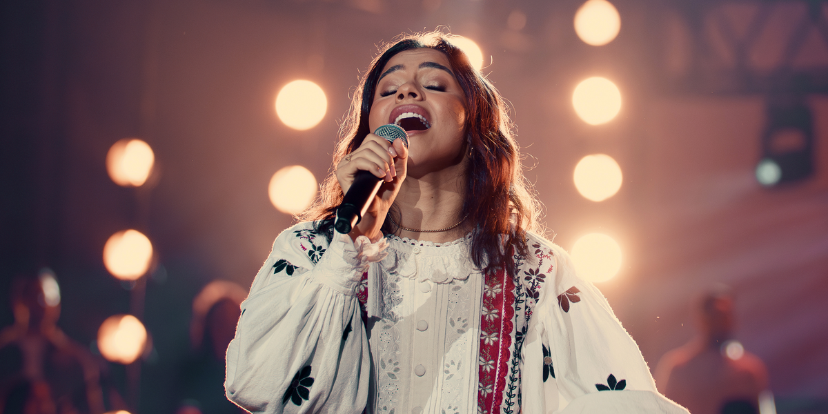 Às vésperas da Páscoa, Julia Vitória apresenta louvor sobre o sacrifício de Cristo