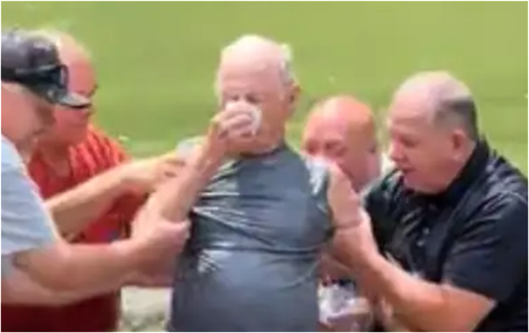 Batismo de idoso de 94 anos emociona e reforça: “Nunca é tarde”