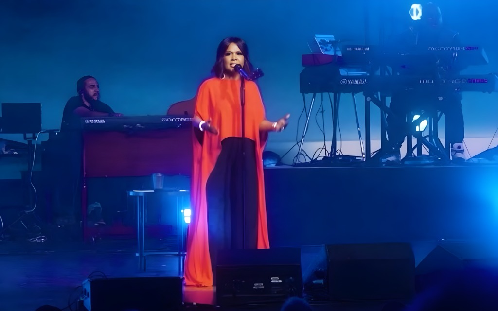 CeCe Winans lança canção “Jesus Paid It All”