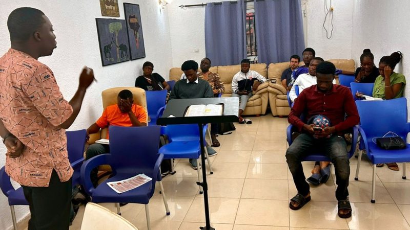 Com menos de 1% de evangélicos, jovens evangelistas estão expandindo o Evangelho na Guiné