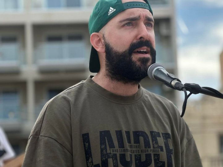 Cristão processado por declarar ser ex-gay encoraja fiéis