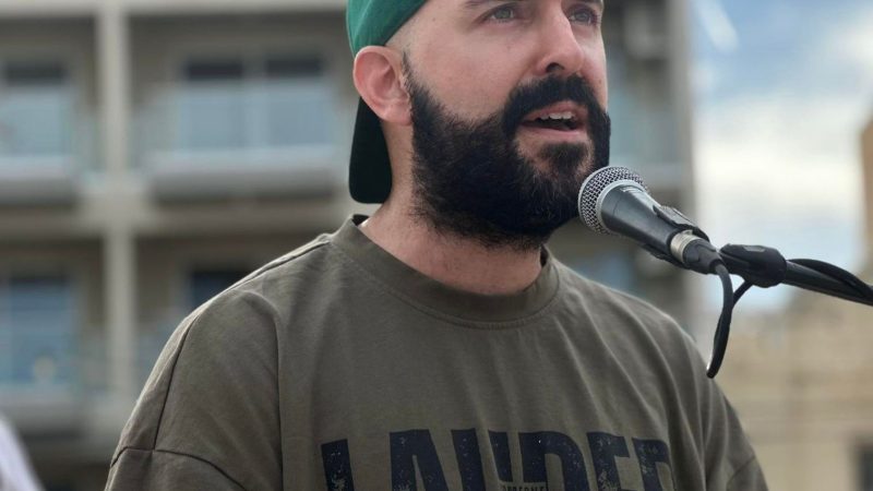 Cristão processado por declarar ser ex-gay encoraja fiéis