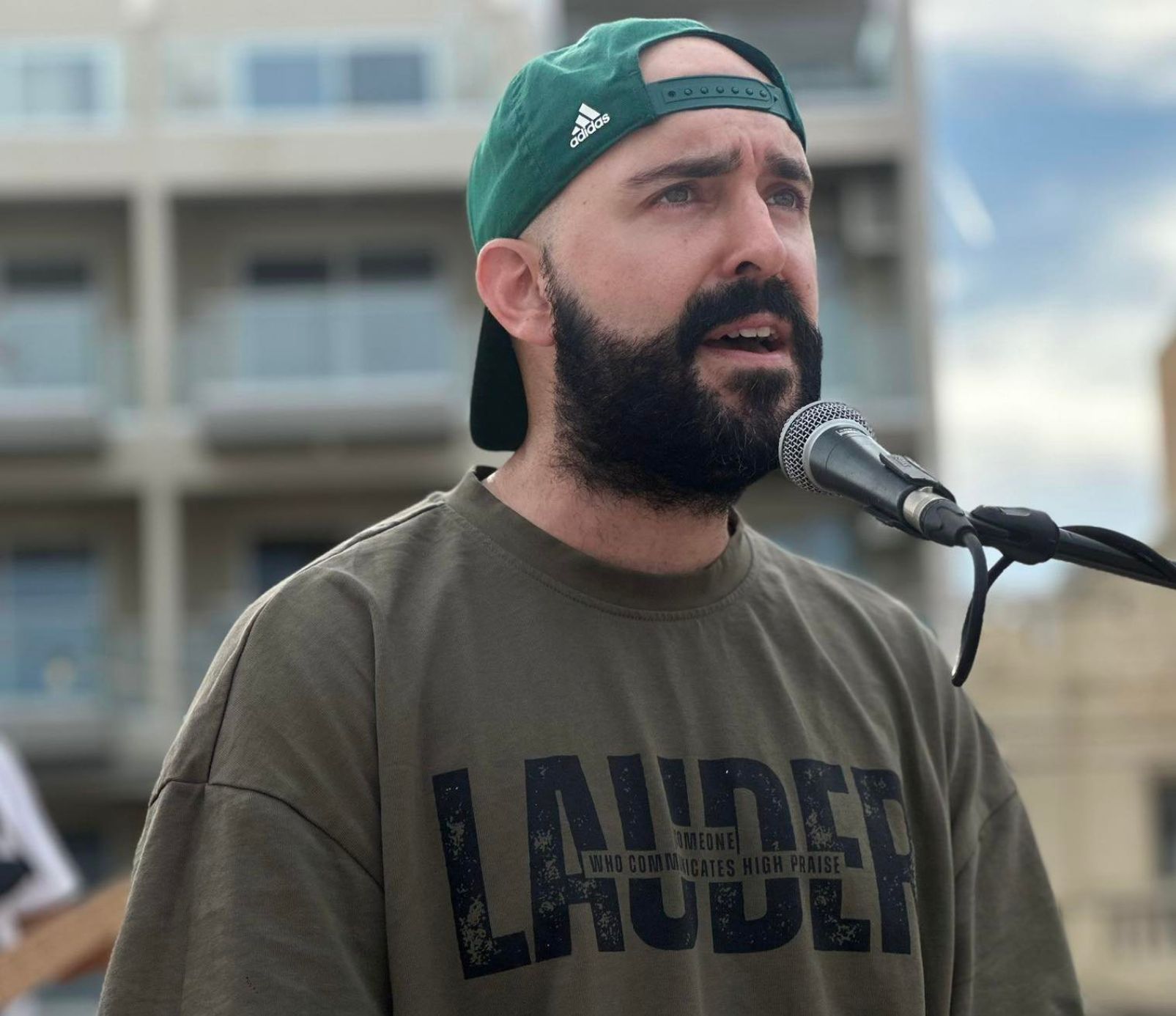 Cristão processado por declarar ser ex-gay encoraja fiéis